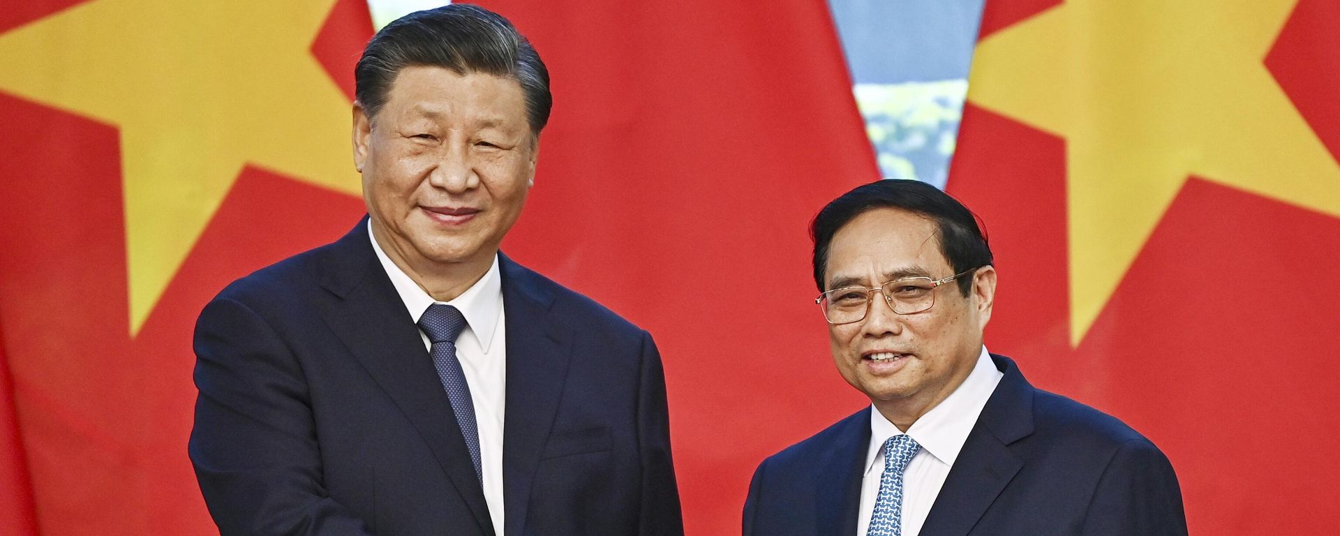 Vietnam's Prime Minister Pham Minh Chinh, right, and the China's President Xi Jinping shake hands during a meeting at the government office in Hanoi, Vietnam, Wednesday, Dec. 13, 2023. Vietnam's Prime Minister Pham Minh Chinh, right, and the China's President Xi Jinping shake hands during a meeting at the government office in Hanoi, Vietnam, Wednesday, Dec. 13, 2023. - Sputnik International, 1920, 14.12.2023