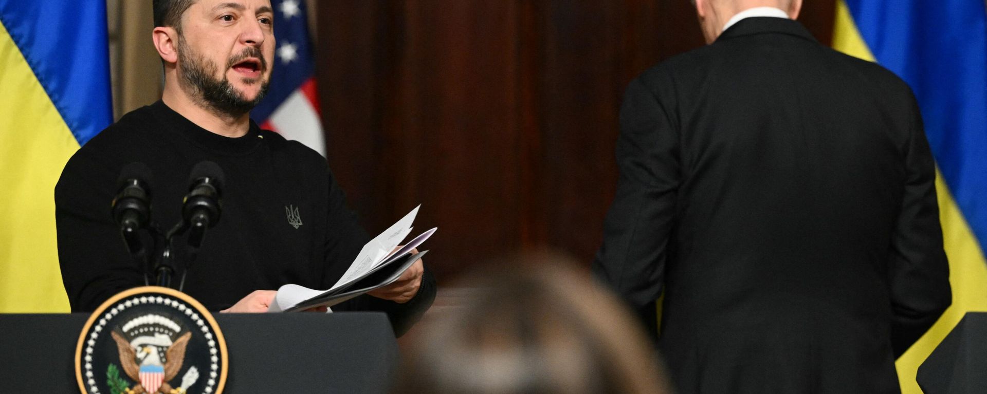 US President Joe Biden and Ukrainian President Volodymyr Zelensky leave after holding a press conference at the White House in Washington, DC, December 12, 2023. US President Joe Biden and Ukrainian President Volodymyr Zelensky leave after holding a press conference at the White House in Washington, DC, December 12, 2023. - Sputnik International, 1920, 15.12.2023