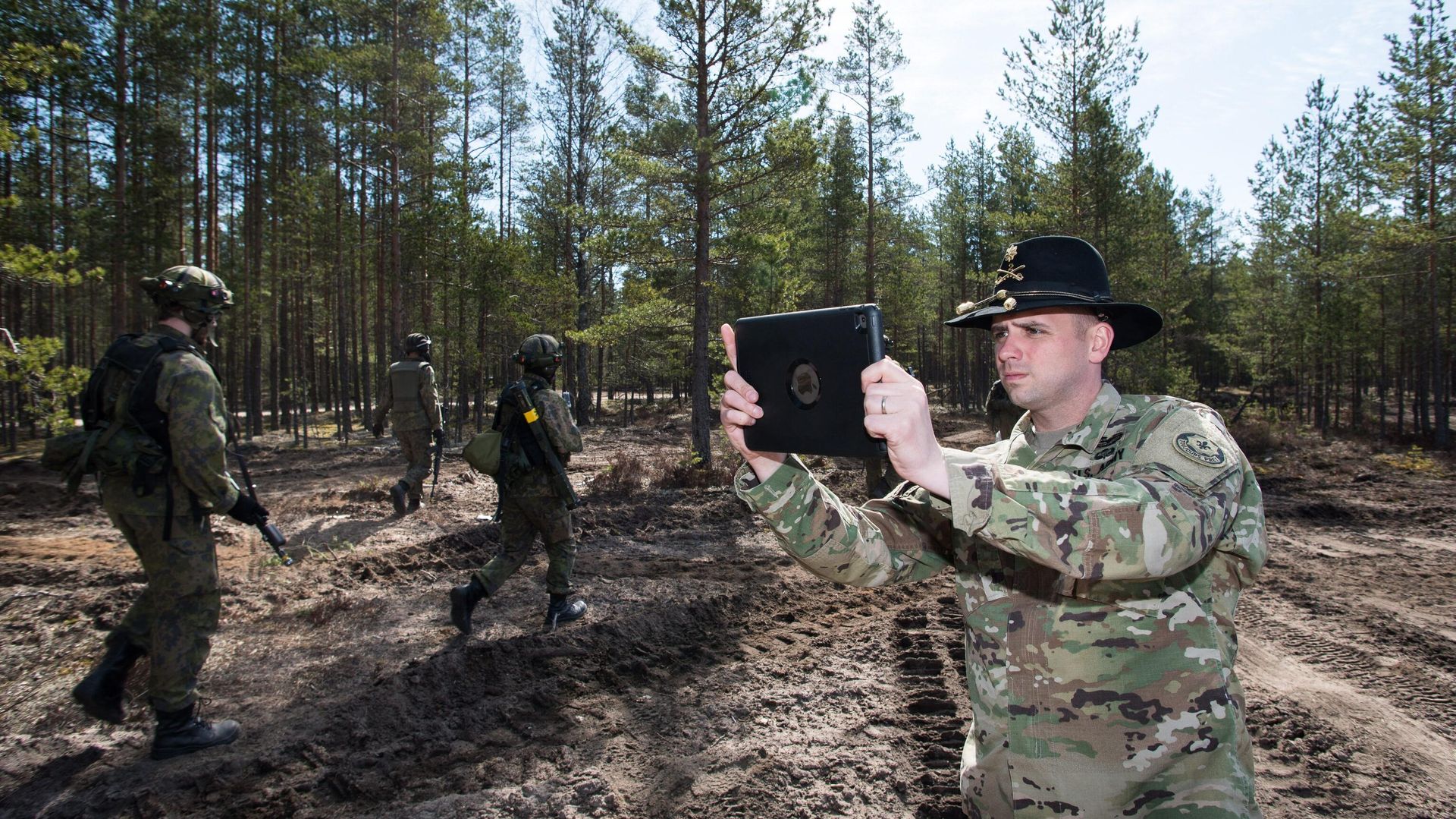 US Army Cavalry Major Neil Penttila films the action of Finnish troops with a tablet during Arrow 16 mechanised exercise of the Finnish Army in collaboration with US Army Europe's 2nd Cavalry Regiment's Mechanized Infantry Company in Niinisalo, on May 4, 2016. US Army Cavalry Major Neil Penttila films the action of Finnish troops with a tablet during Arrow 16 mechanised exercise of the Finnish Army in collaboration with US Army Europe's 2nd Cavalry Regiment's Mechanized Infantry Company in Niinisalo, on May 4, 2016. - Sputnik International, 1920, 15.12.2023