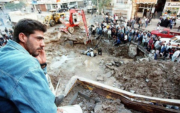 An Iraqi man surveys the damage to his Baghdad neighborhood following overnight US and British airstrikes on the Iraqi capital. - Sputnik International