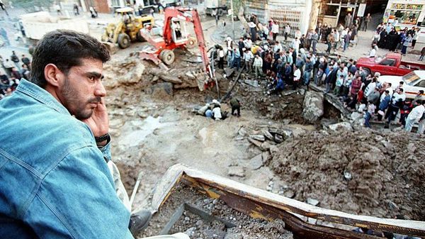 An Iraqi man surveys the damage to his Baghdad neighborhood,  following overnight US and British airstrikes on the Iraqi capital.  - Sputnik International