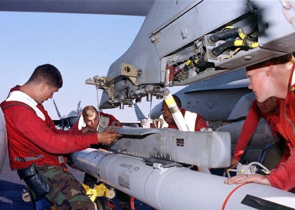 Aviation ordnancemen on the flight deck of the USS Enterprise (CVN 65) prepare to load an aircraft with various weapons in preparation for a second wave of attacks against Iraq. - Sputnik International
