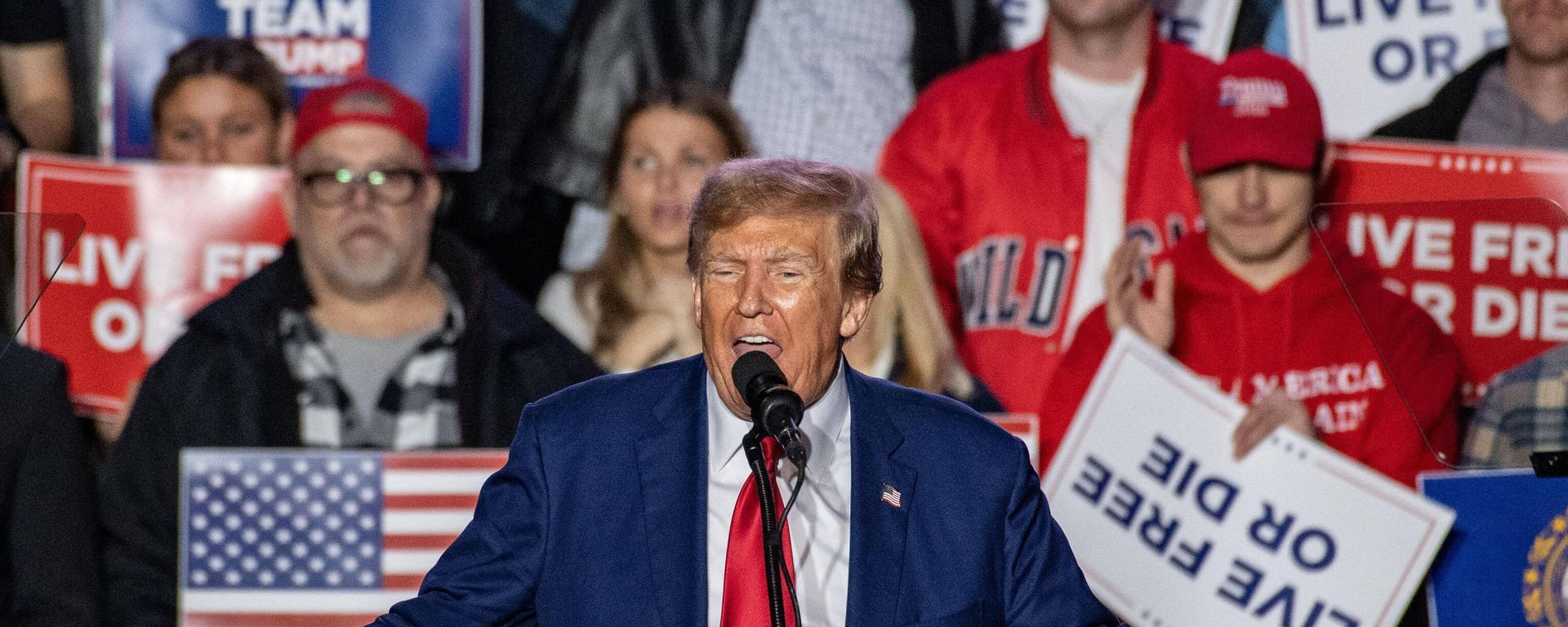Former US President and 2024 Republican presidential hopeful Donald Trump speaks during a campaign rally at the University of New Hampshire's Whittemore Center Arena in Durham, New Hampshire, on December 16, 2023 Former US President and 2024 Republican presidential hopeful Donald Trump speaks during a campaign rally at the University of New Hampshire's Whittemore Center Arena in Durham, New Hampshire, on December 16, 2023 - Sputnik International, 1920, 16.12.2023