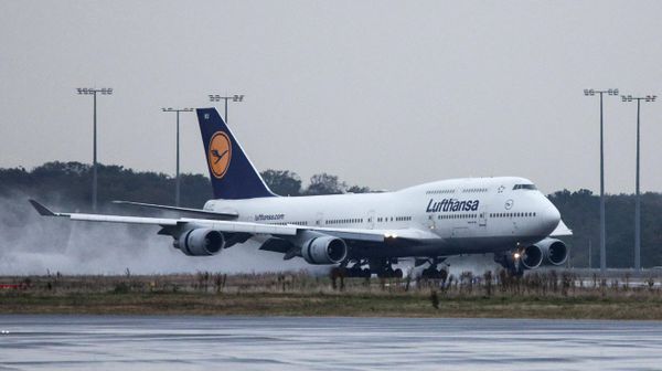 A Boeing 747 aircraft of German airline Lufthansa, said to be returning German nationals from Tel Aviv, Israel, lands at Frankfurt International Airport, Frankfurt am Main, western Germany on October 12, 2023 - Sputnik International