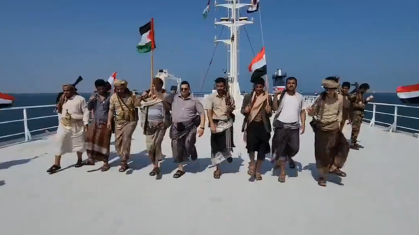 Houthis do their traditional war dance aboard the Galaxy Leader after seizing the Israeli-owned ro-ro car transporter. Screengrab of social media video. - Sputnik International