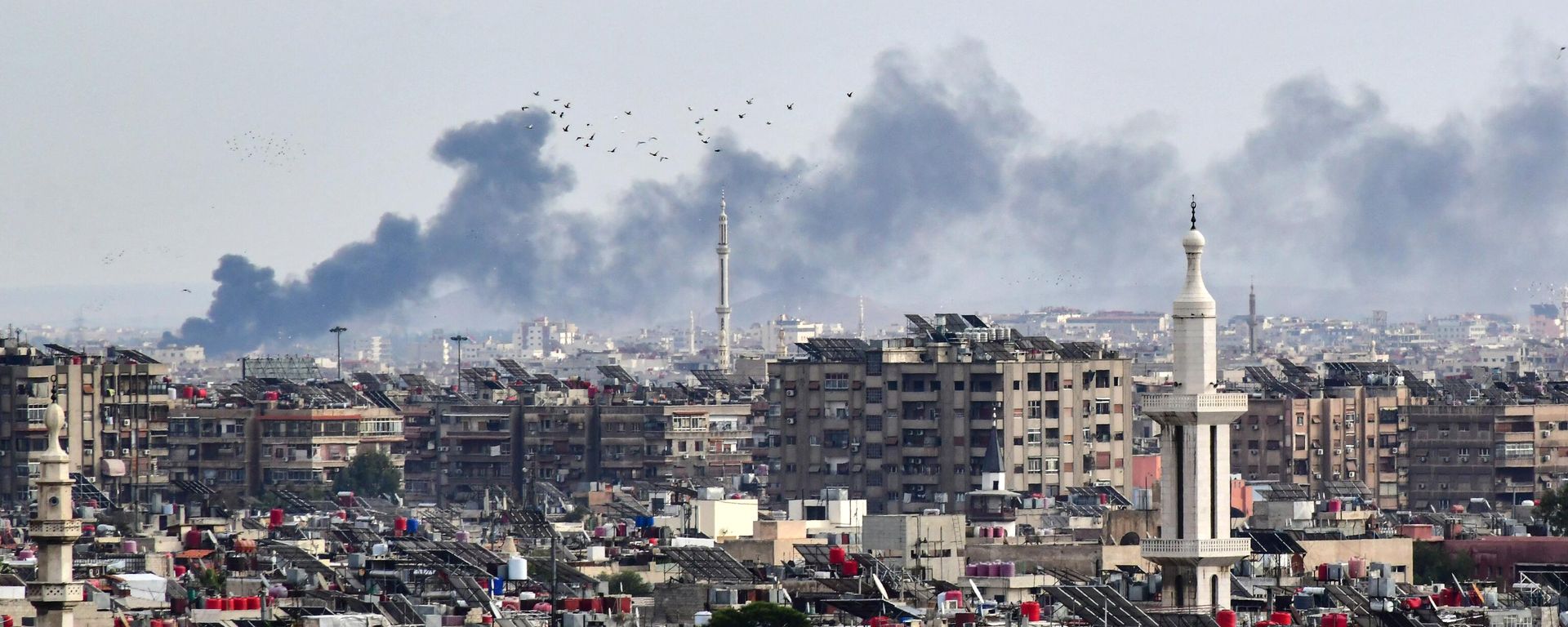 Smoke billows above buildings after an Israeli strike on the outskirts of Damascus on November 22, 2023 - Sputnik International, 1920, 17.12.2023