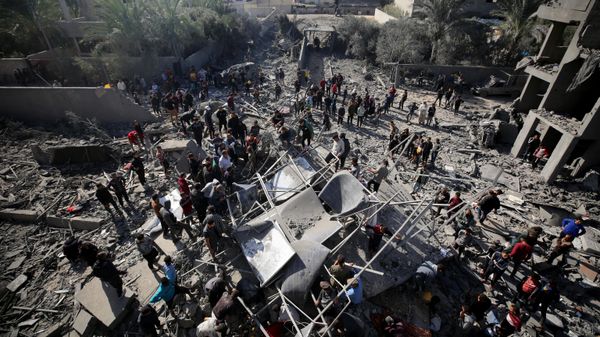 Palestinians search building rubble for survivors following Israeli strikes on al-Maghazi refugee camp in the central Gaza Strip on December 11, 2023, amid ongoing battles between Israel and the Palestinian Hamas movement - Sputnik International