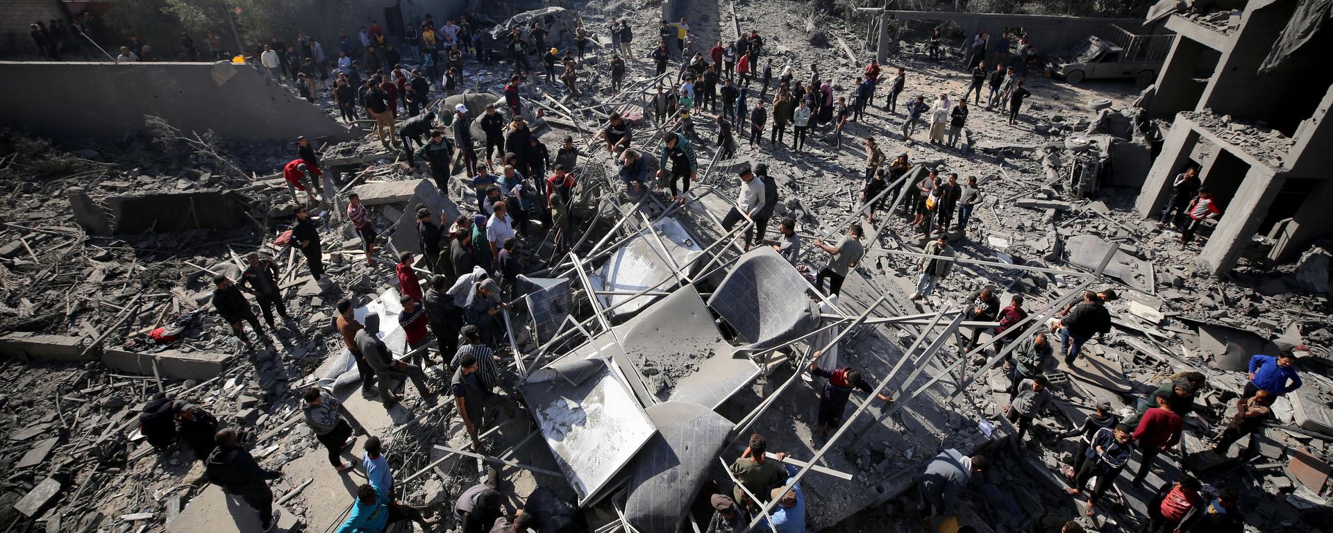 Palestinians search building rubble for survivors following Israeli strikes on al-Maghazi refugee camp in the central Gaza Strip on December 11, 2023, amid ongoing battles between Israel and the Palestinian Hamas movement Palestinians search building rubble for survivors following Israeli strikes on al-Maghazi refugee camp in the central Gaza Strip on December 11, 2023, amid ongoing battles between Israel and the Palestinian Hamas movement - Sputnik International, 1920, 06.01.2024
