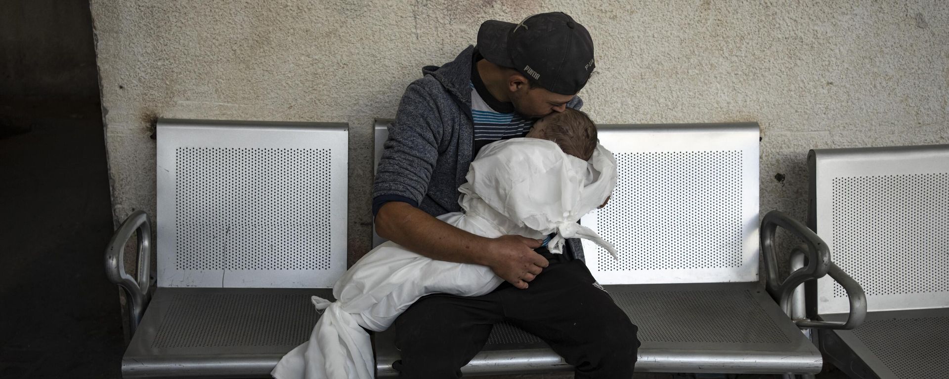 Palestinians mourn their relatives killed in the Israeli bombardment of the Gaza Strip, at the Rafah hospital, Gaza. Palestinians mourn their relatives killed in the Israeli bombardment of the Gaza Strip, at the Rafah hospital, Gaza. - Sputnik International, 1920, 18.12.2023