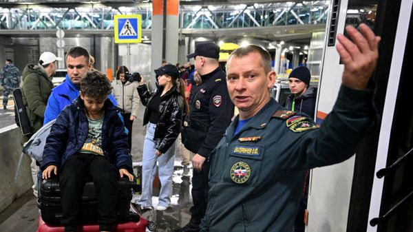 Russian citizens evacuated from the Gaza Strip board a bus at Domodedovo International Airport, amid the ongoing conflict between Israel and the Palestinian Islamist group Hamas, outside Moscow, Russia - Sputnik International