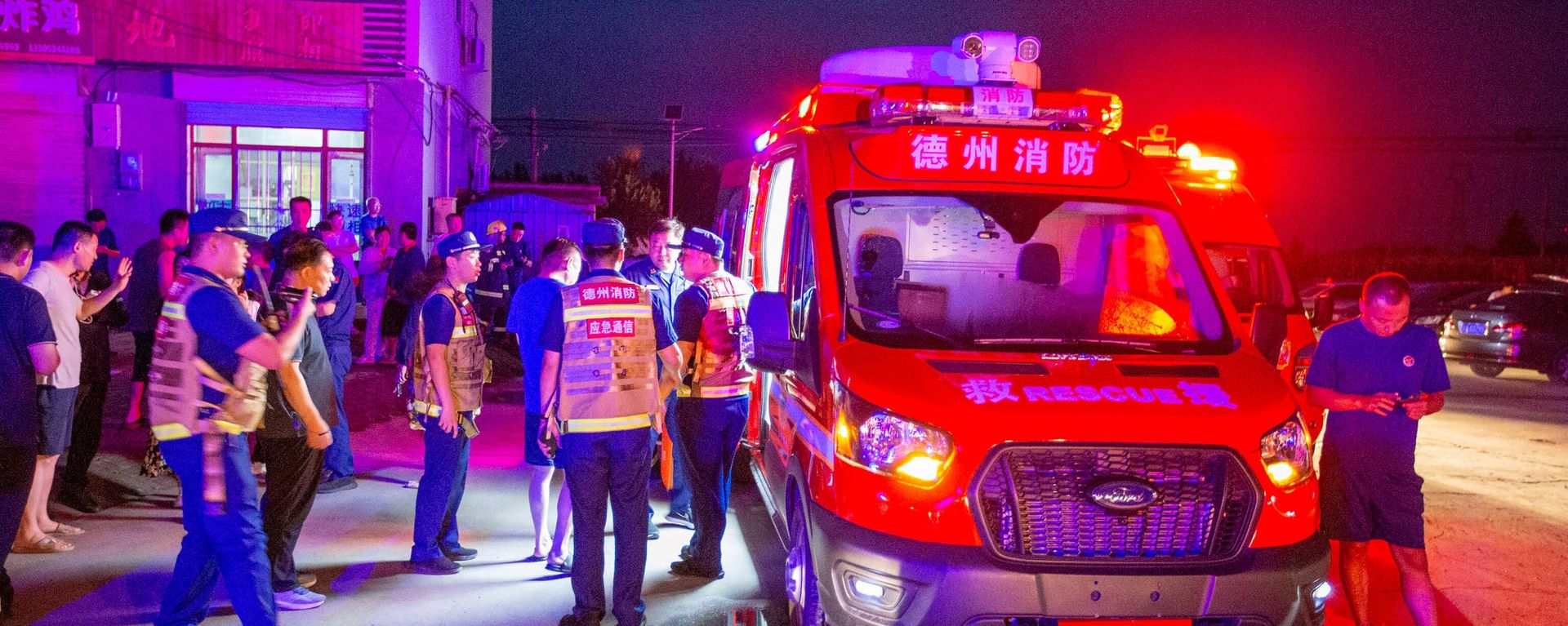 Rescuers gather on a street in Pingyuan county, Dezhou city, in China's eastern Shandong province, early on August 6, 2023, following a 5.4-magnitude earthquake that shook eastern China Rescuers gather on a street in Pingyuan county, Dezhou city, in China's eastern Shandong province, early on August 6, 2023, following a 5.4-magnitude earthquake that shook eastern China - Sputnik International, 1920, 18.12.2023