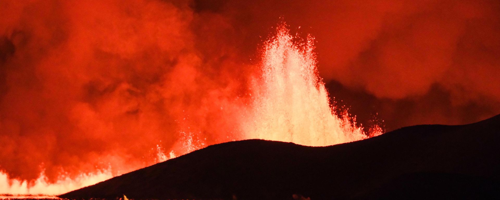 Flowing lava is seen during at a fissure on the Reykjanes peninsula 3km north of Grindavik, western Iceland on December 18, 2023 Flowing lava is seen during at a fissure on the Reykjanes peninsula 3km north of Grindavik, western Iceland on December 18, 2023 - Sputnik International, 1920, 19.12.2023