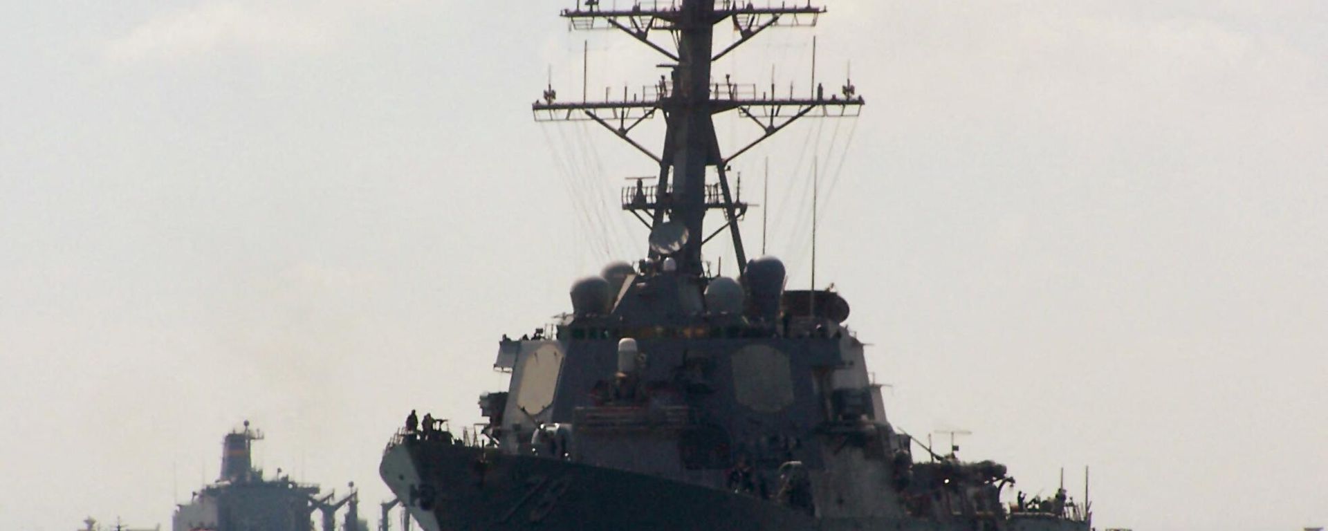 A picture taken on October 12, 2012 from the Egyptian port of Ismalia, 120 kilometers northeast of Cairo, shows US army destroyer USS Porter crossing the Suez Canal. - Sputnik International, 1920, 19.12.2023