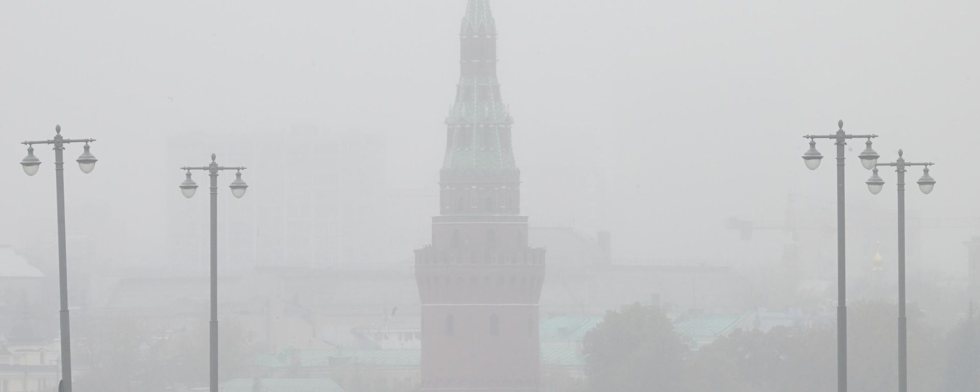 A view depicting one of the Kremlin's tower on a foggy day, in Moscow, Russia. - Sputnik International, 1920, 24.11.2025