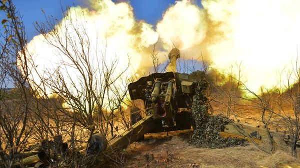 A Russian serviceman of Novorossiysk air assault unit fires a D-20 152 mm howitzer towards Ukrainian positions in the course of Russia's military operation in Ukraine, in Zaporozhye region territory - Sputnik International