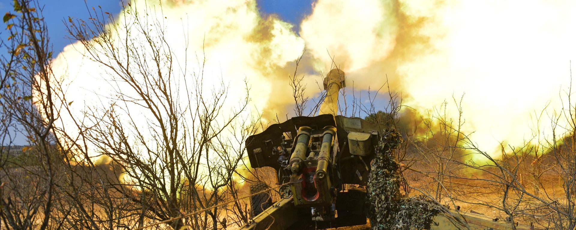 A Russian serviceman of Novorossiysk air assault unit fires a D-20 152 mm howitzer towards Ukrainian positions in the course of Russia's military operation in Ukraine, in Zaporozhye region territory - Sputnik International, 1920, 25.12.2023