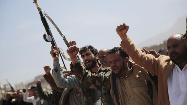 Armed Houthi fighters attend the funeral procession of Houthi rebel fighters who were killed in recent fighting with forces of Yemen's internationally recognized government, in Sanaa, Yemen - Sputnik International