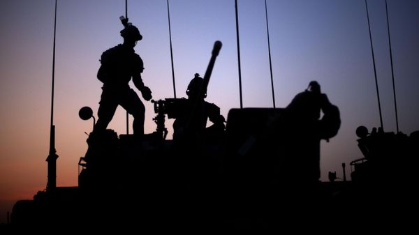 Soldiers with the Canadian Army's 1st Battalion 22nd Royal Regiment prepare for an operation at sunrise  - Sputnik International