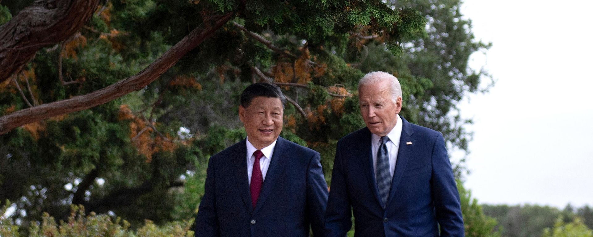 US President Joe Biden (R) and Chinese President Xi Jinping walk together after a meeting during the Asia-Pacific Economic Cooperation (APEC) Leaders' week in Woodside, California on November 15, 2023 US President Joe Biden (R) and Chinese President Xi Jinping walk together after a meeting during the Asia-Pacific Economic Cooperation (APEC) Leaders' week in Woodside, California on November 15, 2023 - Sputnik International, 1920, 21.12.2023