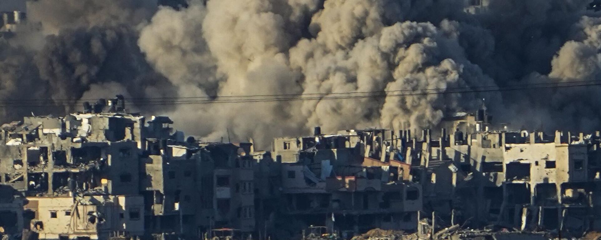 Smoke rises following an Israeli bombardment in the Gaza Strip, as seen from southern Israel Smoke rises following an Israeli bombardment in the Gaza Strip, as seen from southern Israel - Sputnik International, 1920, 21.12.2023