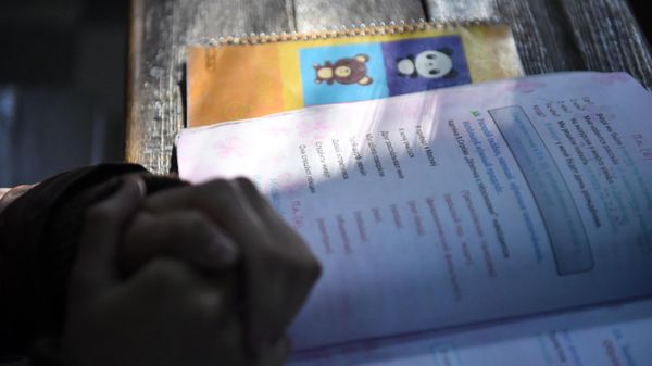 This photograph captures a Russian language school textbook used in a classroom lesson at a school in Damascus, Syria. - Sputnik International