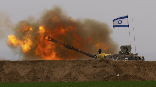 An Israeli mobile artillery unit fires a shell from southern Israel towards the Gaza Strip - Sputnik International