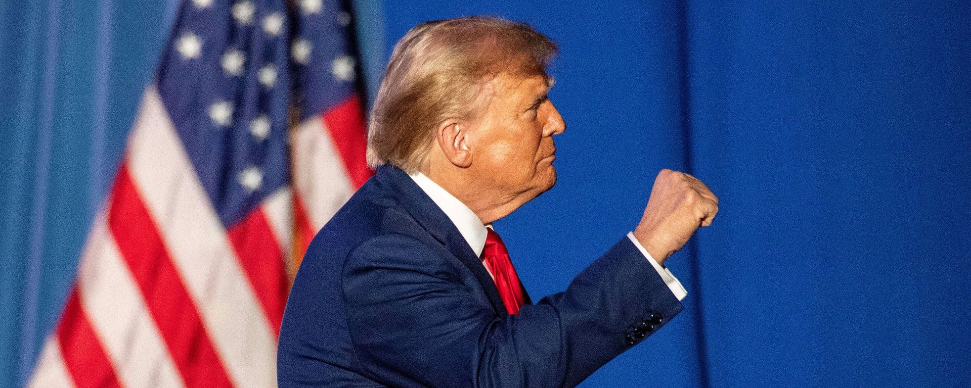 Former US President and 2024 Republican presidential hopeful Donald Trump leaves after speaking during a campaign rally at the University of New Hampshire's Whittemore Center Arena in Durham, New Hampshire, on December 16, 2023.  - Sputnik International, 1920, 22.12.2023