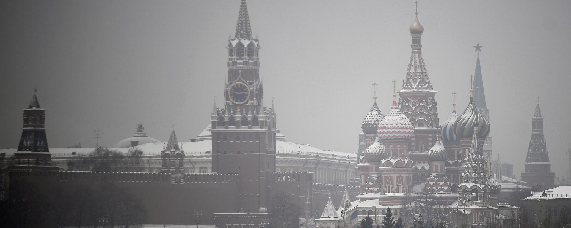 Spasskaya Tower and St. Basil's Cathedral are pictured on a foggy winter day, in downtown Moscow, Russia. - Sputnik International, 1920, 24.02.2026