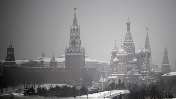 Spasskaya Tower and St. Basil's Cathedral are pictured on a foggy winter day, in downtown Moscow, Russia. - Sputnik International