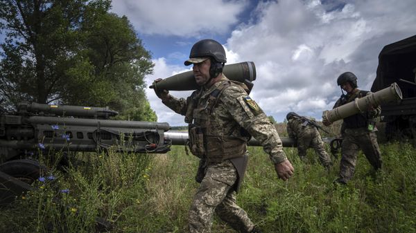  Ukrainian serviceman with a 155 mm shell - Sputnik International