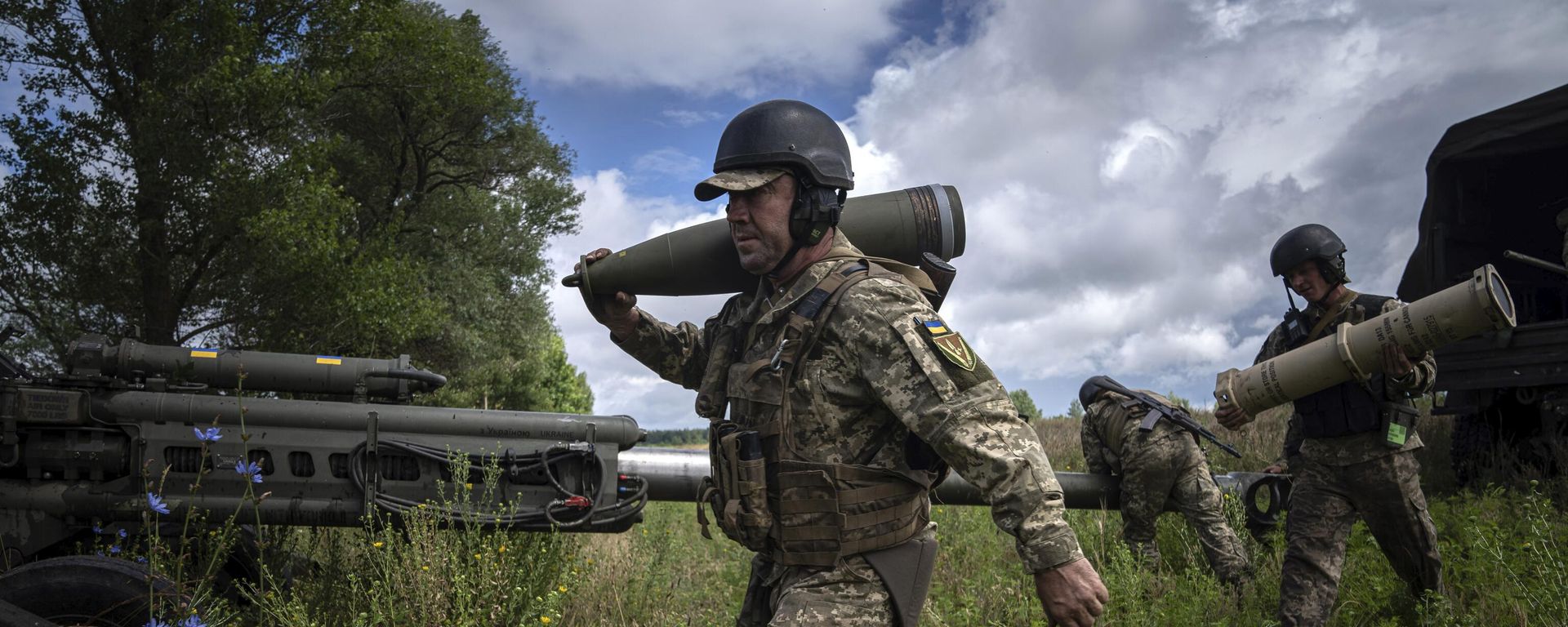 Украинский военный со снарядом 155 мм в Харьковской области. Архивное фото Украинский военный со снарядом 155 мм в Харьковской области. Архивное фото - Sputnik International, 1920, 27.08.2024