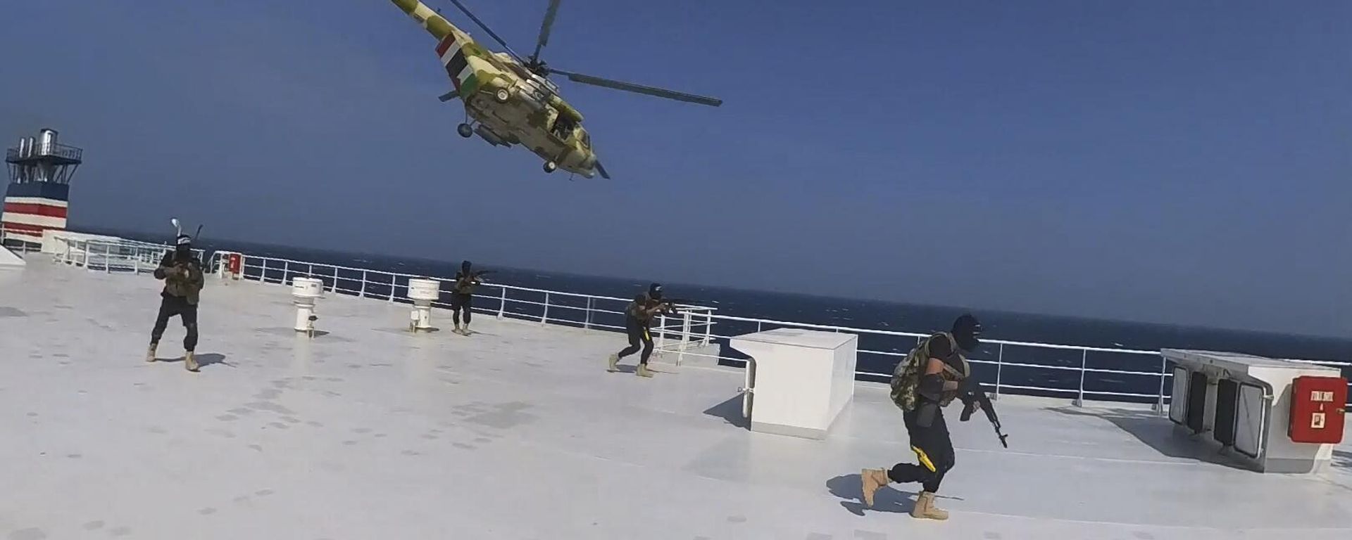 This photo released by the Houthi Media Center shows Houthi forces boarding the cargo ship Galaxy Leader on Sunday, Nov. 19, 2023. Yemen's Houthis have seized the ship in the Red Sea off the coast of Yemen after threatening to seize all vessels owned by Israeli companies. This photo released by the Houthi Media Center shows Houthi forces boarding the cargo ship Galaxy Leader on Sunday, Nov. 19, 2023. Yemen's Houthis have seized the ship in the Red Sea off the coast of Yemen after threatening to seize all vessels owned by Israeli companies. - Sputnik International, 1920, 23.12.2023
