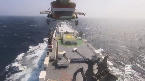 This photo released by the Houthi Media Center shows a Houthi forces helicopter approaching the cargo ship Galaxy Leader on Sunday, Nov. 19, 2023. - Sputnik International