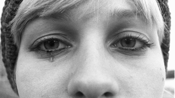 A woman cries - Sputnik International
