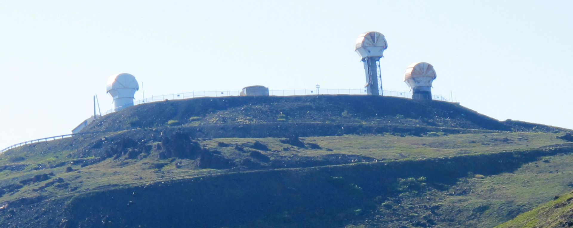 Partially refurbished clamshell radar towers that were once part of the national Nike Hercules missile site system established in the U.S. during the Cold War at Arctic Valley - Sputnik International, 1920, 05.08.2025