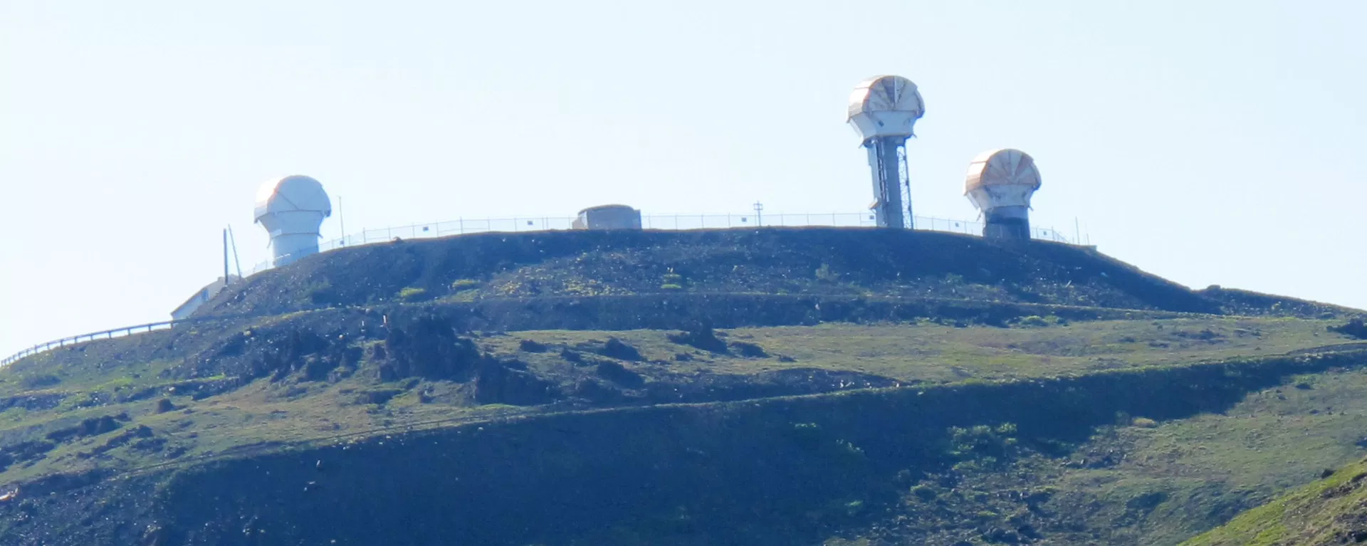 Partially refurbished clamshell radar towers that were once part of the national Nike Hercules missile site system established in the U.S. during the Cold War at Arctic Valley - Sputnik International, 1920, 05.08.2025