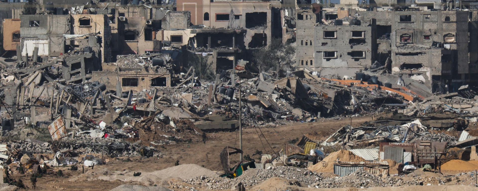 A picture taken from southern Israel bordering the Gaza Strip on December 22, 2023, shows an Israeli army tank rolling past debris of buildings in the Gaza Strip. A picture taken from southern Israel bordering the Gaza Strip on December 22, 2023, shows an Israeli army tank rolling past debris of buildings in the Gaza Strip. - Sputnik International, 1920, 05.01.2024