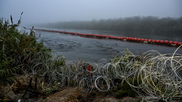 A floating barrier is deployed in the middle of the Rio Grande which forms the US-Mexico border at Eagle Pass, Texas, on December 23, 2023. Faced with the daily arrival of thousands of migrants from Mexico, US states and federal border police are declaring themselves overwhelmed, a crisis that is exposing the administration of US President Joe Biden to heavy fire from its Republican opponents. In recent weeks, the border police have reported some 10,000 people crossing the border every day, an even faster pace than in previous months. (Photo by CHANDAN KHANNA / AFP) - Sputnik International