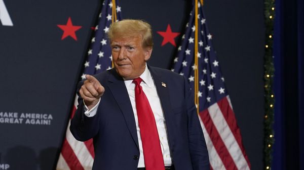 Former President Donald Trump greets supporters - Sputnik International