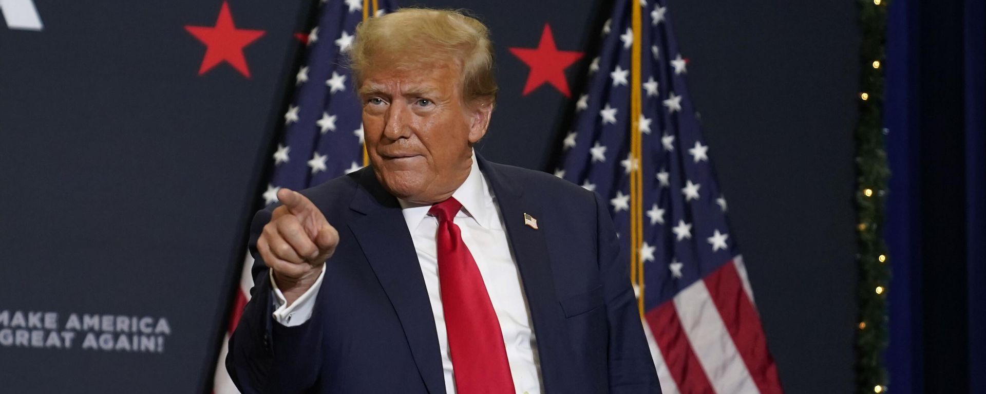 Former President Donald Trump greets supporters - Sputnik International, 1920, 12.11.2024