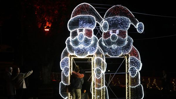 Syrians walk past Christmas decorations at a market in the capital Damascus on December 23, 2023. - Sputnik International