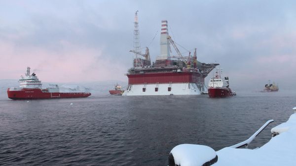 Prirazlomnaya oil platform is towed to the Arctic seaport of Murmansk - Sputnik International