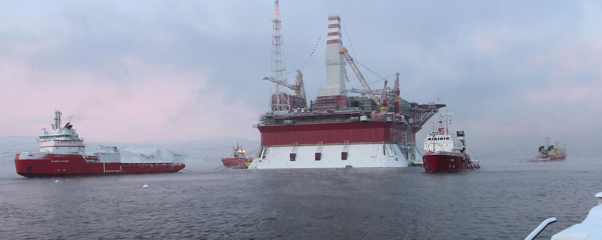 Prirazlomnaya oil platform is towed to the Arctic seaport of Murmansk Prirazlomnaya oil platform is towed to the Arctic seaport of Murmansk - Sputnik International, 1920, 25.12.2023