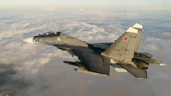 Black Sea Fleet Naval Aviation Su-30 fighter jet escorts a US Navy Boeing P-8 Poseidon over the Black Sea in 2021. File photo. - Sputnik International