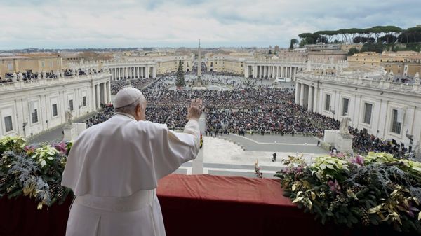Pope Francis waves to faithful gathered for the Urbi et Orbi (Latin for 'to the city and to the world' ) Christmas' day blessing from the main balcony of St. Peter's Basilica at the Vatican, Monday Dec. 25, 2023. - Sputnik International