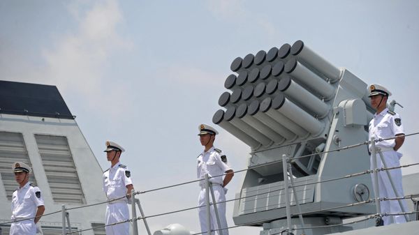 Crew members of Chinese Navy stand to attention on the deck of the ship Wei Fang as it approaches the dock at the Myanmar International Terminal Thilawa (MITT) port, on the outskirts of Yangon on May 23, 2014.  - Sputnik International