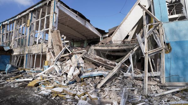 A view shows Lokomotiv Physical Culture and Sports Club damaged by recent shelling in Debaltsevo, Donetsk People's Republic, Russia - Sputnik International
