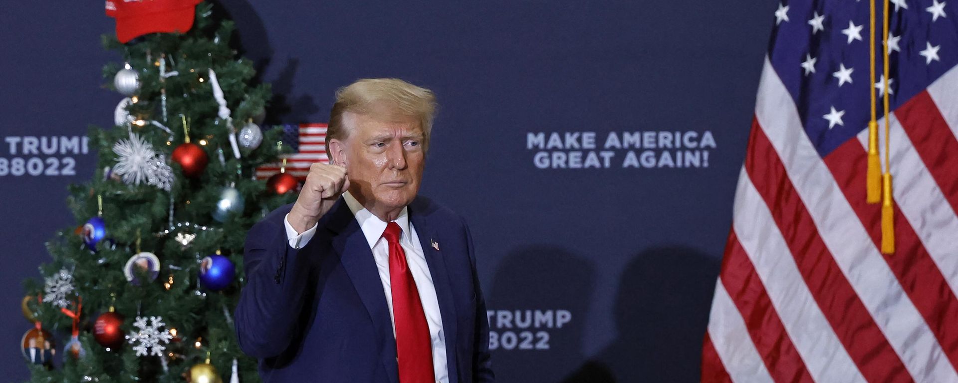 Former US President and 2024 presidential hopeful Donald Trump gestures at the end of a campaign event in Waterloo, Iowa, on December 19, 2023 Former US President and 2024 presidential hopeful Donald Trump gestures at the end of a campaign event in Waterloo, Iowa, on December 19, 2023 - Sputnik International, 1920, 16.01.2024