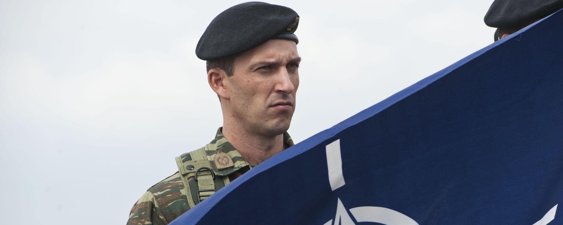 Припадник КФОРА Приштини поред НАТО заставе Припадник КФОРА Приштини поред НАТО заставе - Sputnik International, 1920, 28.12.2023