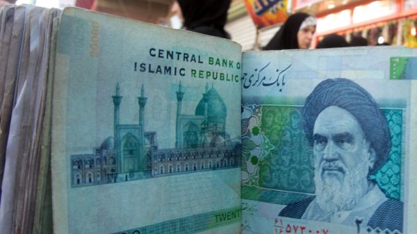 An Iraqi money dealer counts Iranian rial banknotes bearing a portrait of the late founder of the Islamic Republic of Iran, Ayatollah Ruhollah Khomeini, at an exchange office in Baghdad on February 3, 2012 - Sputnik International